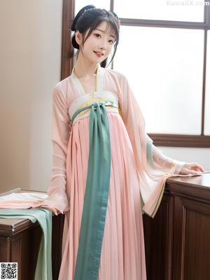 a woman wearing a pink and blue hanbob