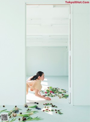 A woman in a white dress holding a bunch of flowers.